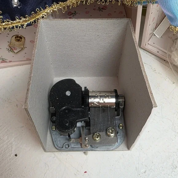 Vintage 10" Porcelain Snow White Style Doll 2 Extra Outfits & Music Box Trunk‎ - Picture 12 of 16